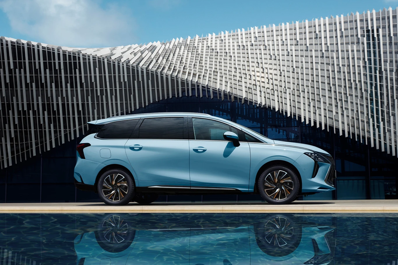 Forthing U-Tour to 7-osobowy minivan