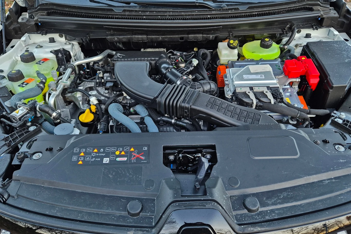 Pod maską Australa E-Tech full hybrid 200 pracuje 3-cylindrowy silnik 1.2, ale dzięki elektrycznemu wspomaganiu, kierowca ma do dyspozycji 199 KM