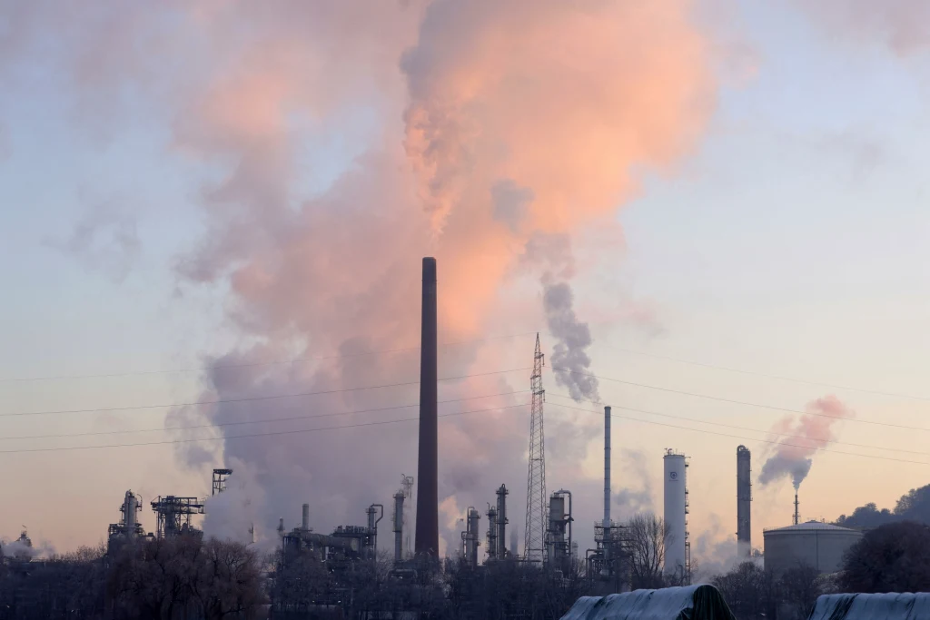 Niemieckie fabryki cierpią z powodu spadku liczby zamówień. Na zdj. przemysłowy krajobraz Zagłębia Ruhry