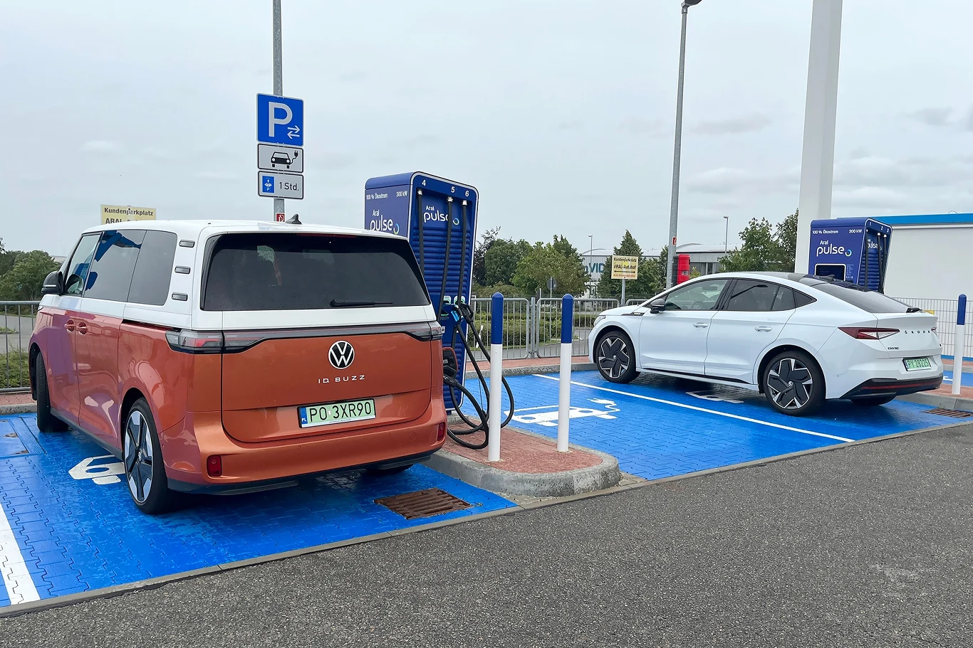 Do 2030 roku, przy głównych szlakach komunikacyjnych, szybkie ładowarki mają być zainstalowane co 60 km