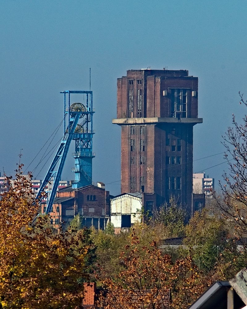 Wieże wyciągowe szybów Ewa i Krystyna zlikwidowanej Kopalni Węgla Kamiennego Szombierki, widok z południowego wschodu z okolicy przystanku tramwajowego Bytom Park Mickiewicza.