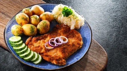 Panierkę do kotletów schabowych po lubelsku przygotujesz z jajka i mąki gryczanej.