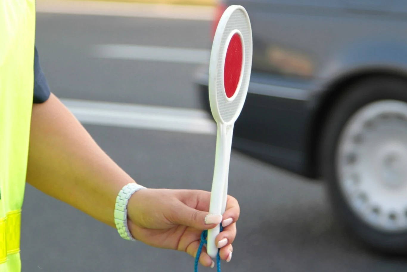 W przypadku gdy ruchem kieruje policjant lub inny uprawniony do tego funkcjonariusz, to jego sygnały mają pierwszeństwo nad znakami czy sygnalizacją świetlną.