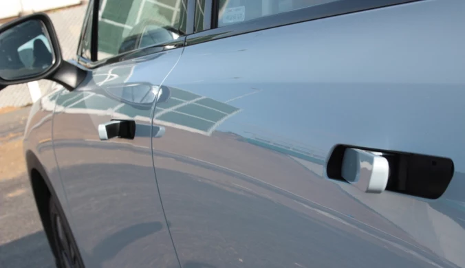 Eksperci ostrzegają, że elektrycznie uchylane klamki mogą sprawiać problemy w razie wypadku