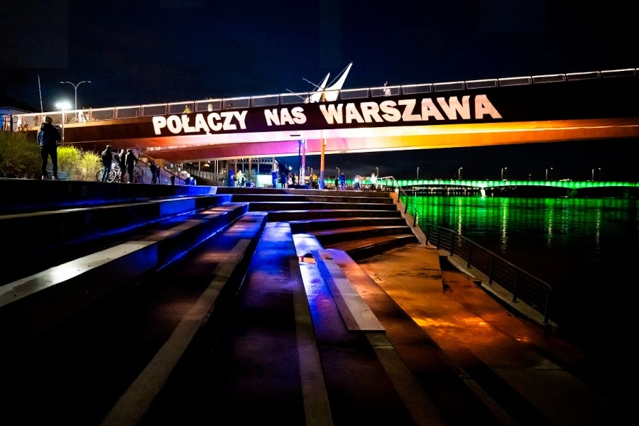 W Warszawie otwarto nowy most pieszo-rowerowy łączący Śródmieście z Pragą. Ma 452 metry długości