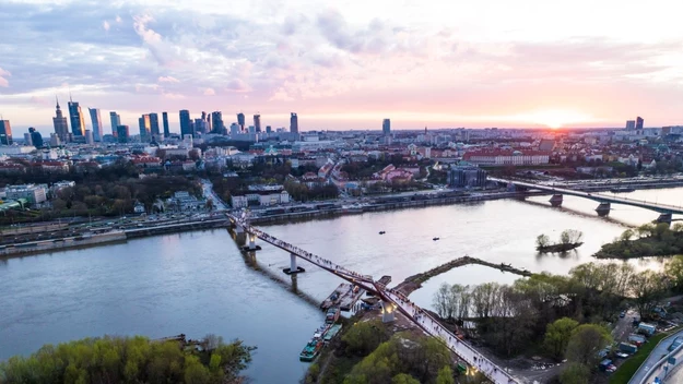 Most pieszo-rowerowy na Wiśle w Warszawie cieszy się ogromnym zainteresowaniem. W tydzień odwiedziło go ponad 200 tys. osób