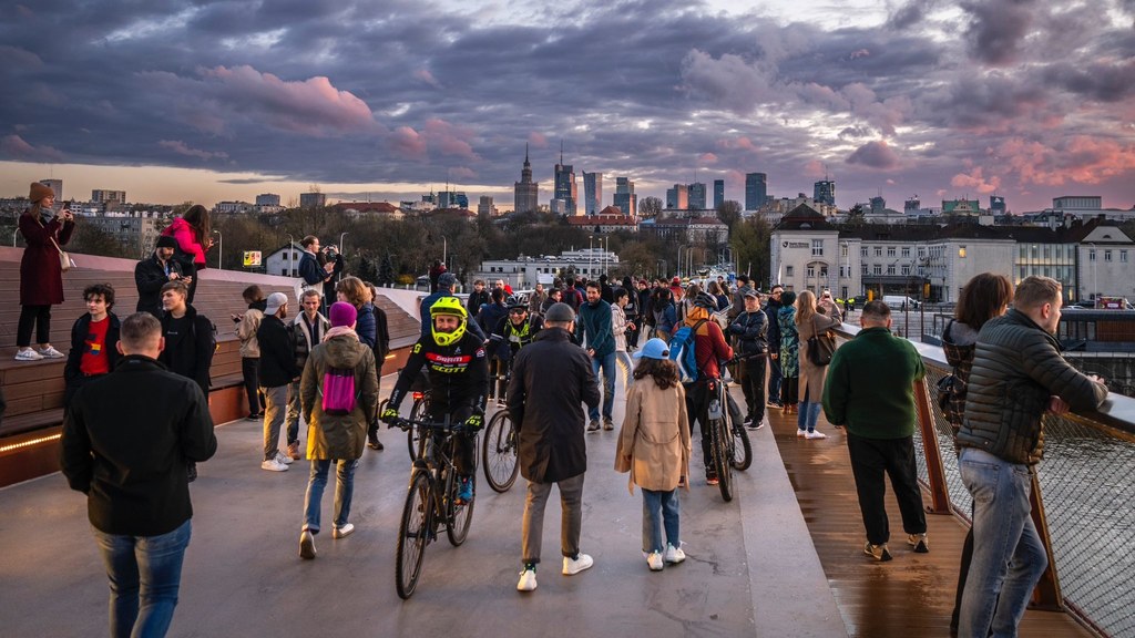 Nowy most w Warszawie cieszy się bardzo dużą popularnością. Odwiedziło go już ponad 200 tys. osób - wynika z danych ratusza