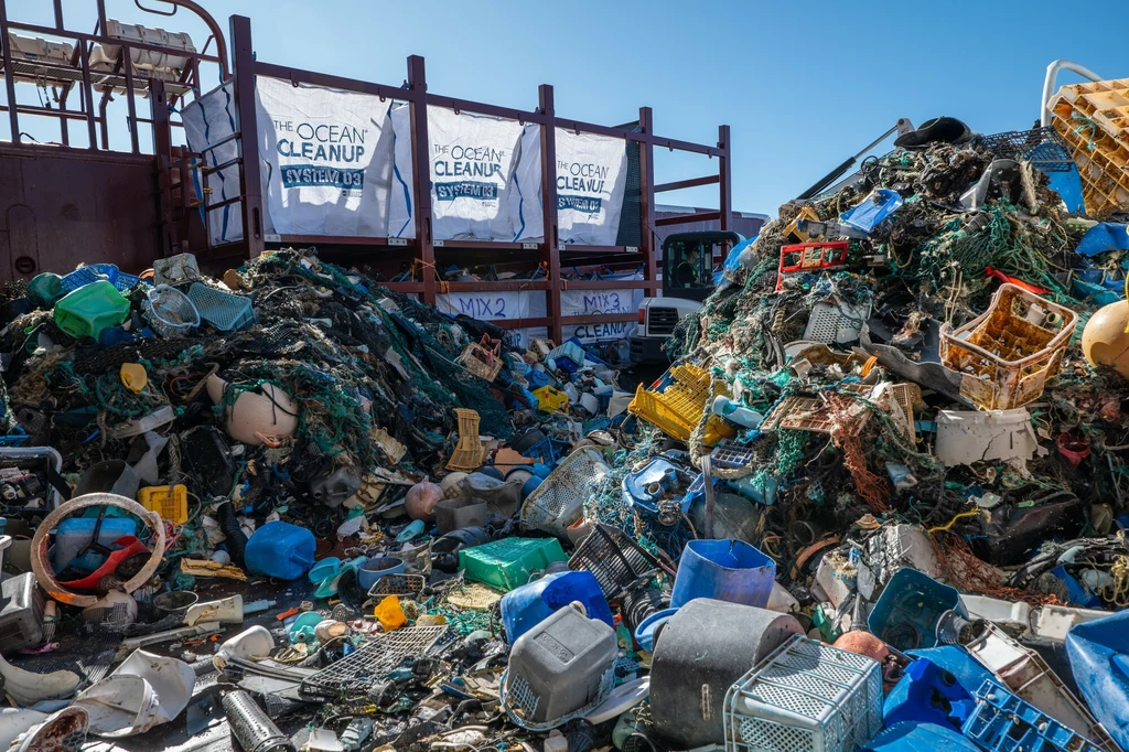 Globalny problem z odpadami wędrującymi po lądzie i morzach można złagodzić na kilka sposobów. Obecnie śmieci są wyławiane np. przez specjalne kosze zanurzane w wodzie