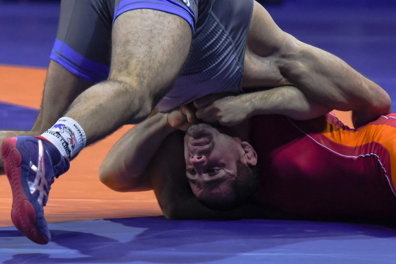 Geworg Sahakjan (w niebieskim stroju)