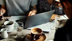 Długo siedzą, mało wydają. Kawiarnia wyprosi klientów z laptopami