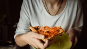 Ochota na chipsy, paluszki, pizzę czy krakersy może być objawem