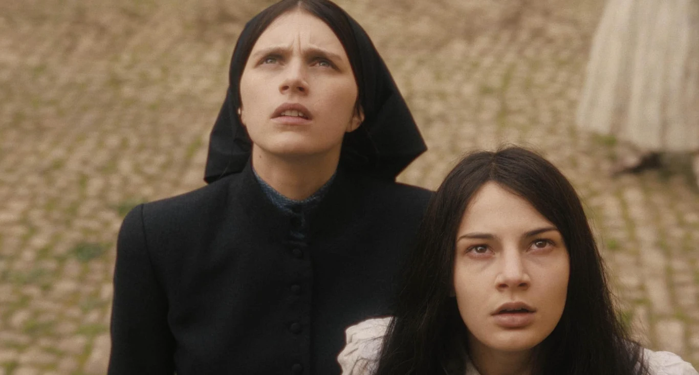 Nell Tiger Free i Nicole Sorace w filmie "Omen. Początek" Nell Tiger Free i Nicole Sorace w filmie "Omen. Początek"