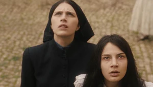 Nell Tiger Free i Nicole Sorace w filmie "Omen. Początek"