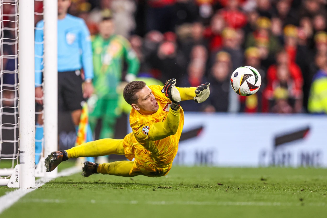 Wojciech Szczęsny broni rzut karny z Walią Wojciech Szczęsny broni rzut karny z Walią