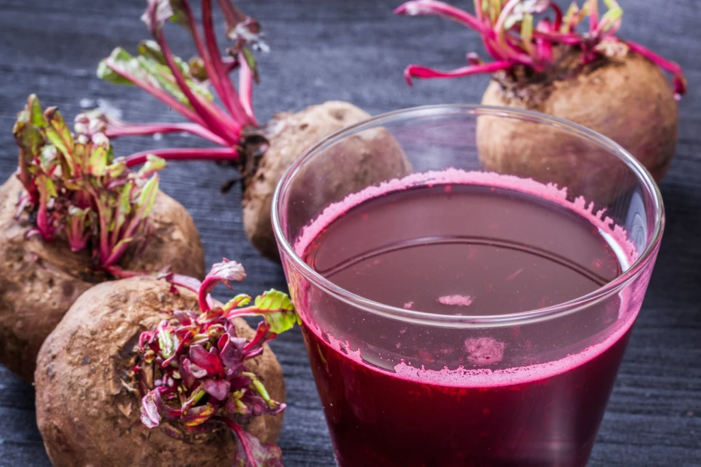 Sok ze świeżych buraków należy do produktów pozytywnie wpływających na ciśnienie tętnicze i wspierających metabolizm