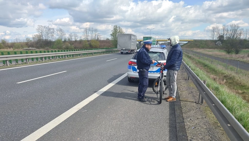 Policjanci zatrzymali rowerzystę, który jechał drogą ekspresową S3