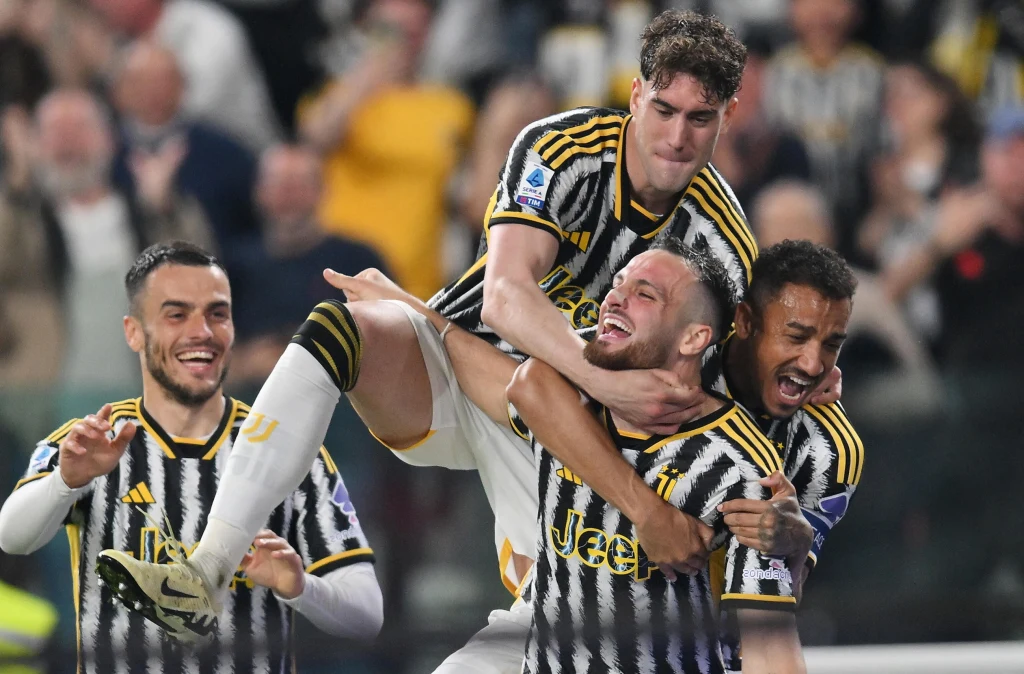 Federico Gatti w objęciach kolegów