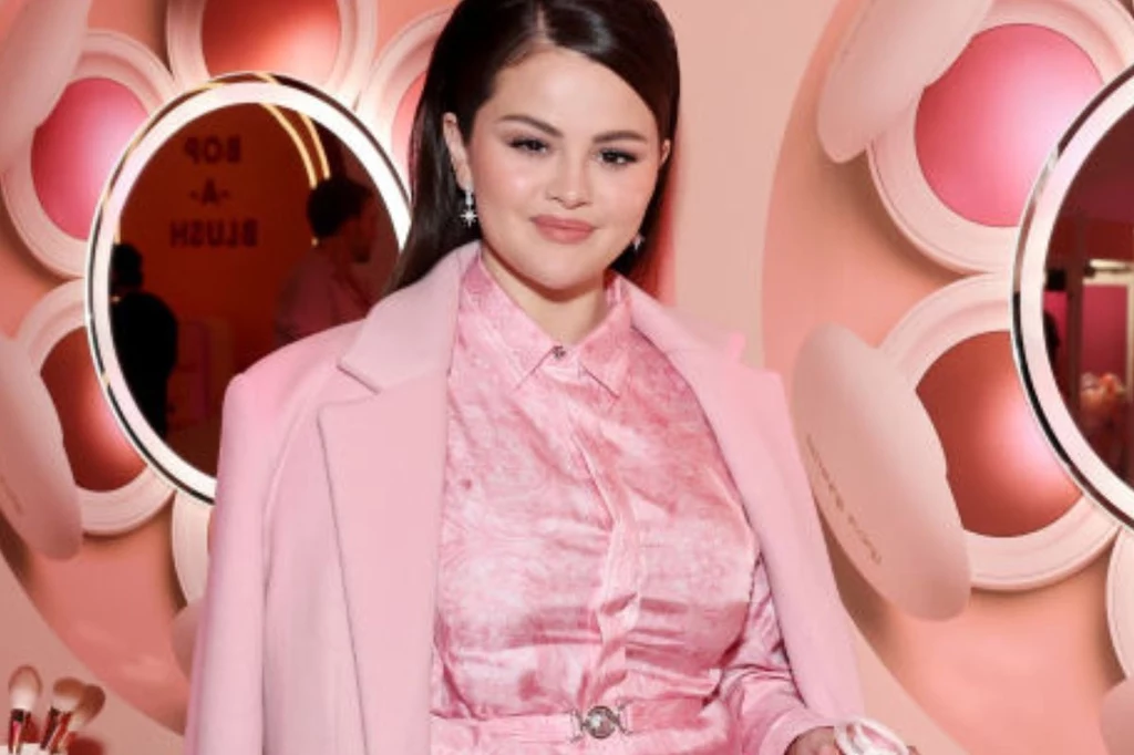 Selena Gomez znów zaskoczyła stylizacją. Tym razem postawiła na róż