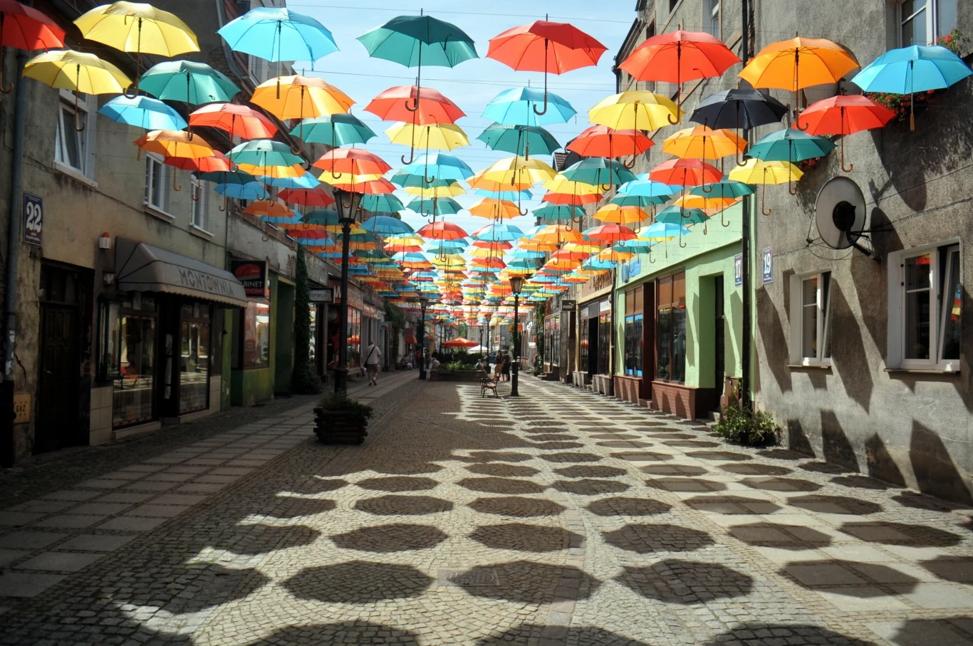 Na trasie można odwiedzić wiele ciekawych miejsc. Między innymi warto zatrzymać się w miejscowości uzdrowiskowej Połczyn-Zdrój, w której warto przejść się Magiczną Ulicą Parasoli