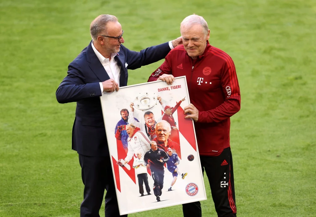 Hermann Gerland (z prawej) w 2021 roku pożegnał się z Bayernem Hermann Gerland (z prawej) w 2021 roku pożegnał się z Bayernem