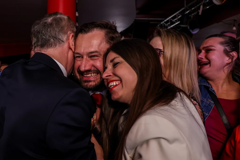 Aleksander Miszalski podczas wieczoru wyborczego