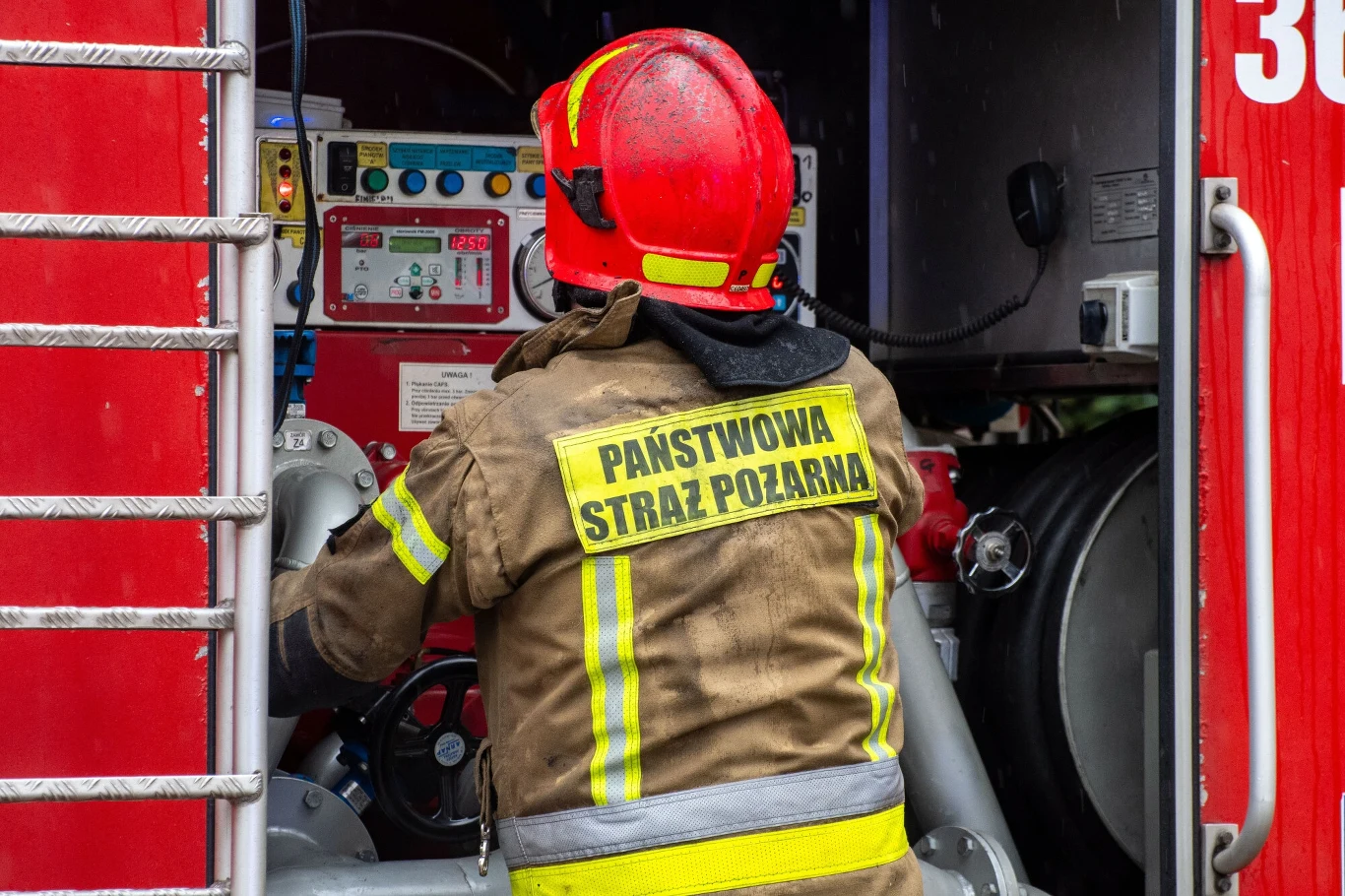 Łódź. Akcja straży pożarnej w dzielnicy Polesie, zawaliła się ściana remontowanego budynku Łódź. Akcja straży pożarnej w dzielnicy Polesie, zawaliła się ściana remontowanego budynku