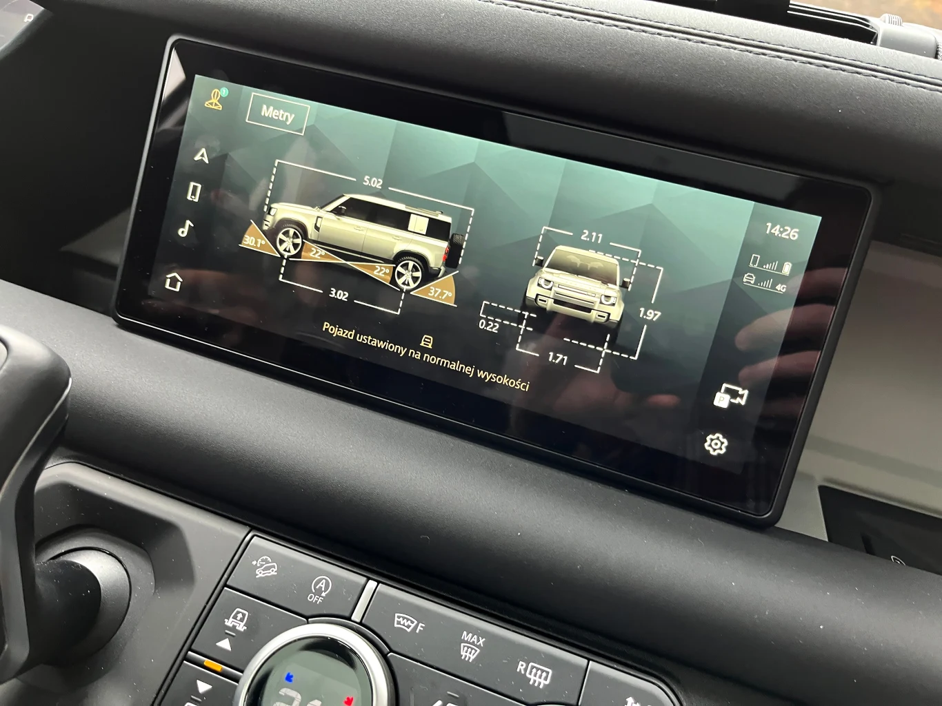 Land Rover Defender. Elektronika na bieżąco podaje m.in. wysokość samochodu