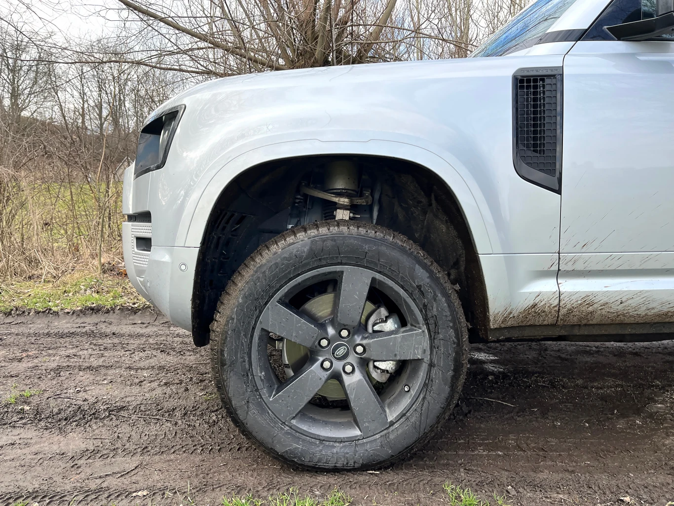 Land Rover Defender. Prześwit można regulować w zakresie 22-29 cm
