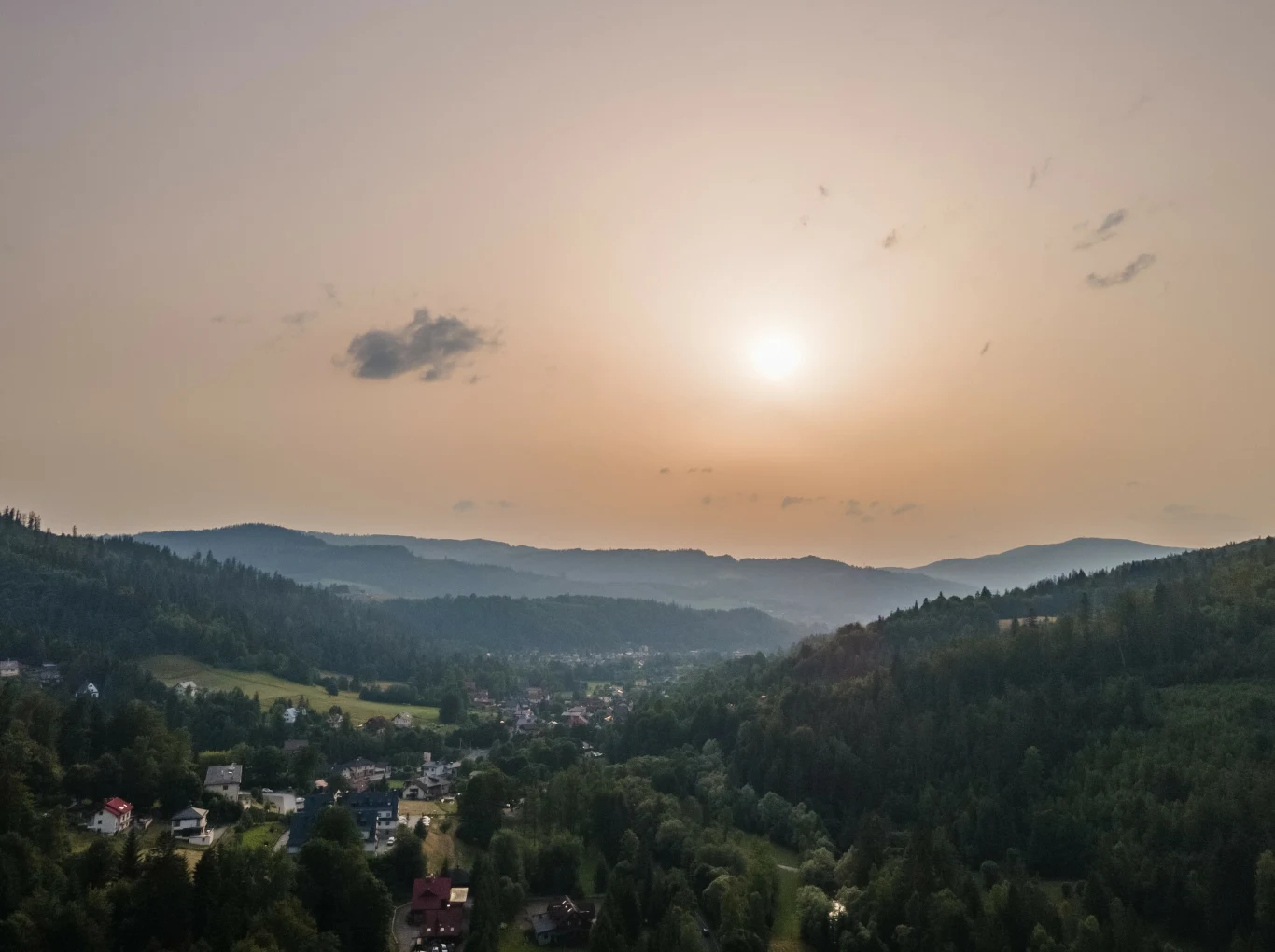 Pył znad Sahary utrzyma się nad Polską do środy. Największego stężenia można się spodziewać na zachodzie i północy kraju Pył znad Sahary utrzyma się nad Polską do środy. Największego stężenia można się spodziewać na zachodzie i północy kraju
