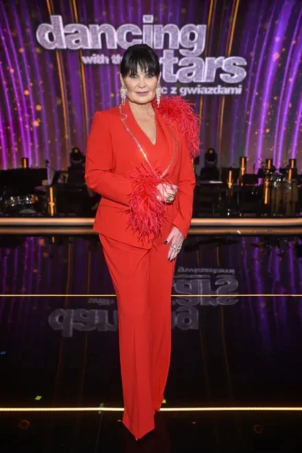 Iwona Pavlović w czerwonym garniturze.