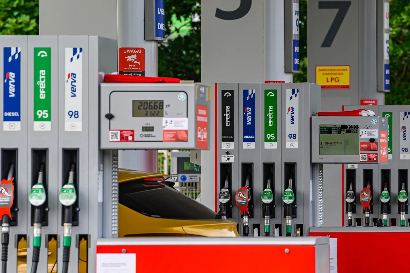 Na stacji paliw też można dostać mandat. Na stacji paliw też można dostać mandat.