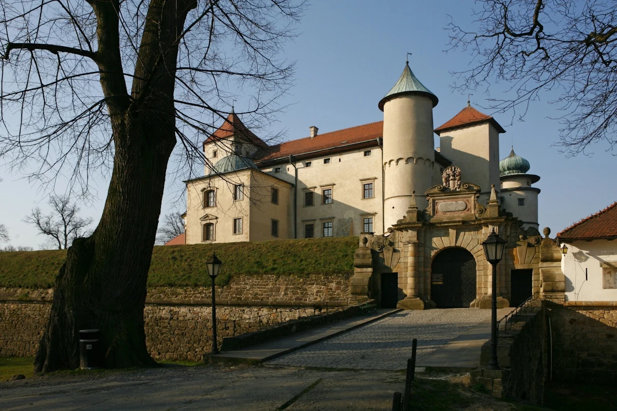 Zachwyca historią i zabytkami. Nowy Wiśnicz to jedno z najpiękniejszych miast w Małopolsce Zachwyca historią i zabytkami. Nowy Wiśnicz to jedno z najpiękniejszych miast w Małopolsce