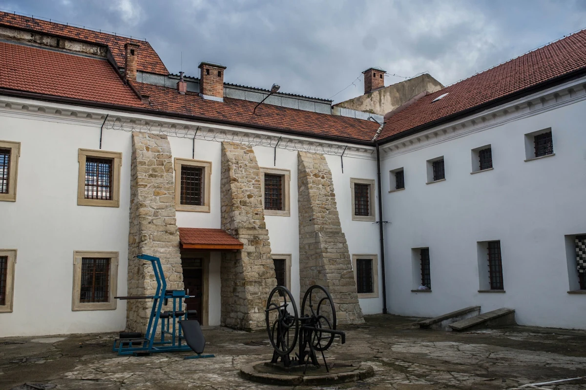 W dawnych zabudowaniach klasztoru Karmelitów Bosych obecnie funkcjonuje jednak zakład karny W dawnych zabudowaniach klasztoru Karmelitów Bosych obecnie funkcjonuje jednak zakład karny