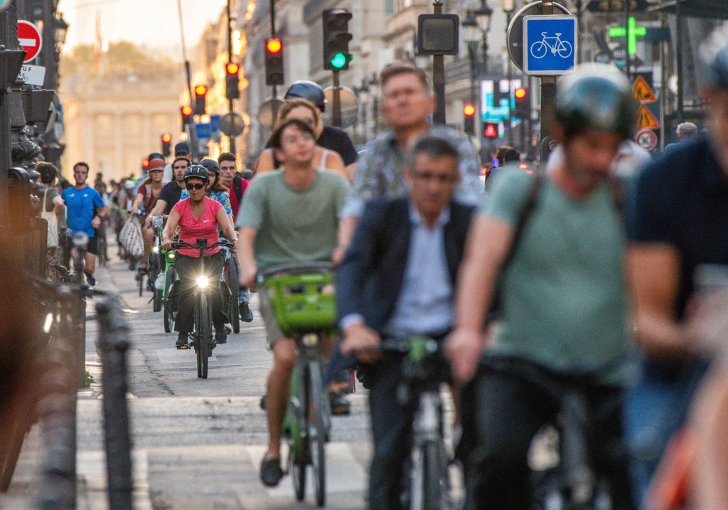 Władze Paryża mają powody do zadowolenia - inwestycje w sieć dróg rowerowych przynoszą wymierne efekty. Paryżanki i paryżanie zaczęli wybierać rower jako swój główny pojazd