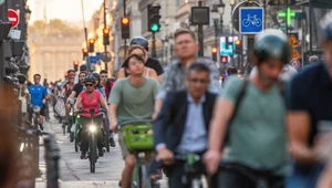 Władze Paryża mają powody do zadowolenia - inwestycje w sieć dróg rowerowych przynoszą wymierne efekty. Paryżanki i paryżanie zaczęli wybierać rower jako swój główny pojazd