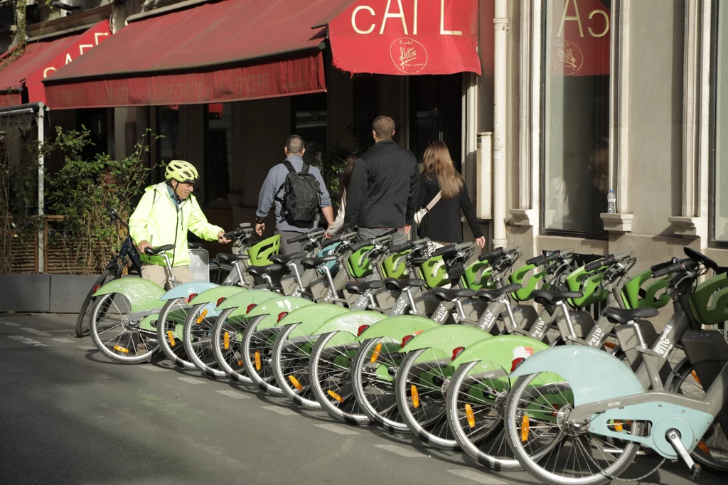 Od 2023 r. w Paryżu obowiązuje zakaz wypożyczania hulajnóg elektrycznych. Te przepisy również przyczyniły się do zwiększenia popularności rowerów