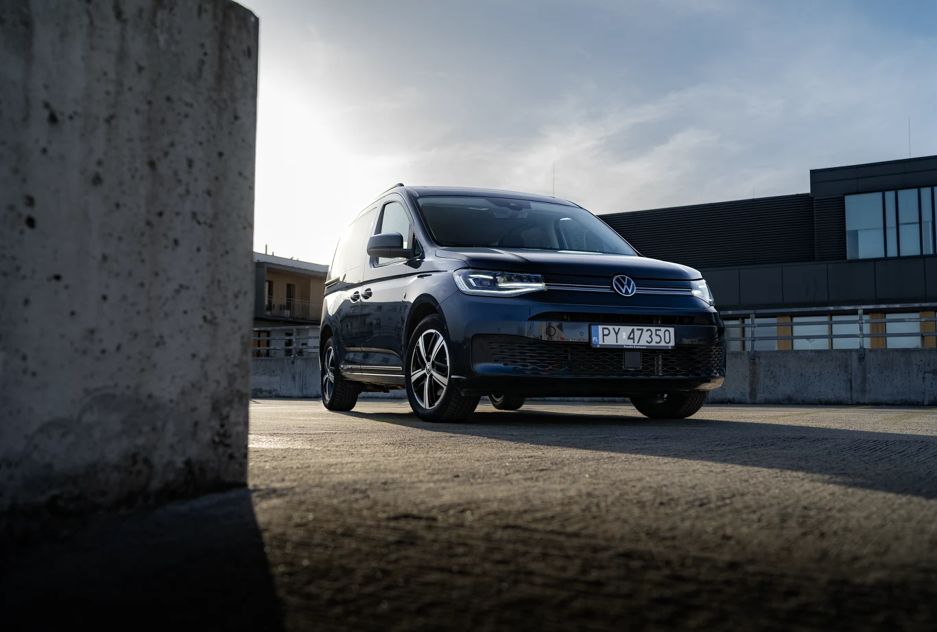 Volkswagen Caddy Dark Label wyróżnia się wieloma elementami (relingi, obudowy lusterek) w czarnym kolorze.