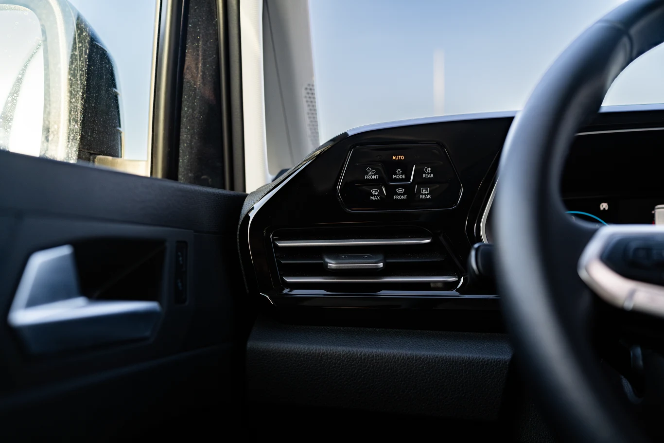 Zdecydowaną większością funkcji w Volkswagenie Caddy Dark Label sterujemy dotykowo.