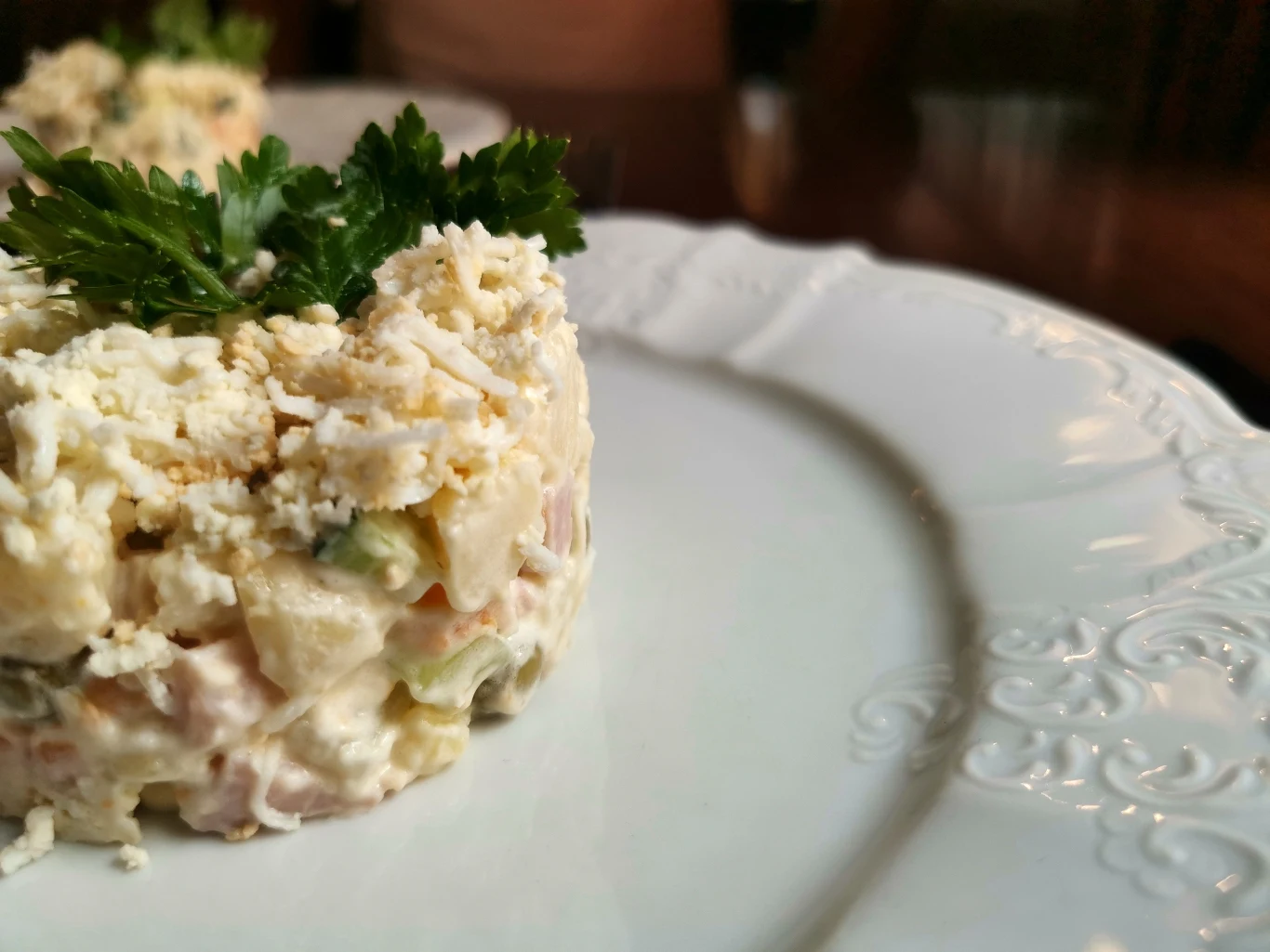 Ze składników do pasty z makrelą możemy zrobić także sałatkę. Wystarczy ułożyć produkty warstwami. 