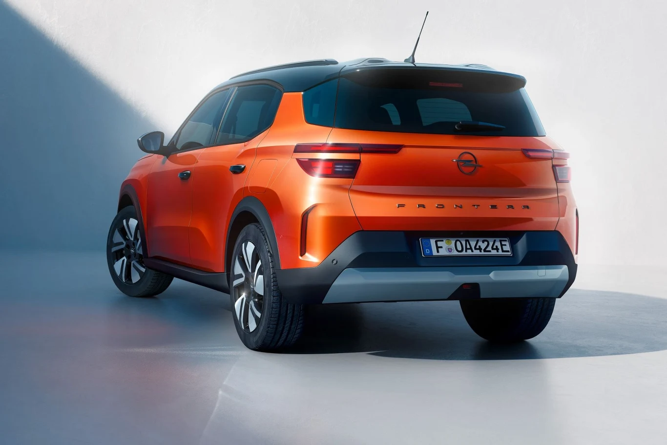 Opel Frontera zwraca uwagę dwuczęściowymi tylnymi światłami. Opel Frontera zwraca uwagę dwuczęściowymi tylnymi światłami.