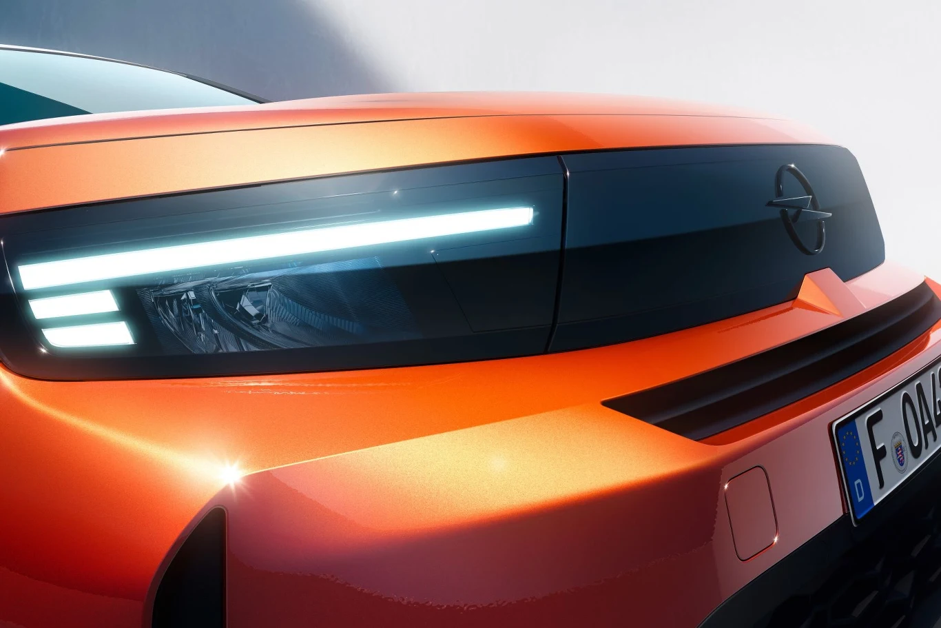 Opel Frontera jest pierwszym seryjnym modelem niemieckiego producenta, na którym pojawiło się nowe logo. Opel Frontera jest pierwszym seryjnym modelem niemieckiego producenta, na którym pojawiło się nowe logo.
