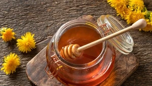 Przynieś ze spaceru i zrób syrop. Wykorzystaj sezon, a zimą sobie podziękujesz