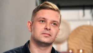 Hubert (Marek Molak) dostanie zdjęcia potwierdzające, że jego żona ma romans