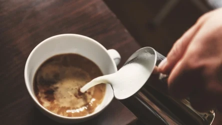 ​Takiego mleka lepiej nie wlewaj do kawy. To przez nie nie możesz schudnąć