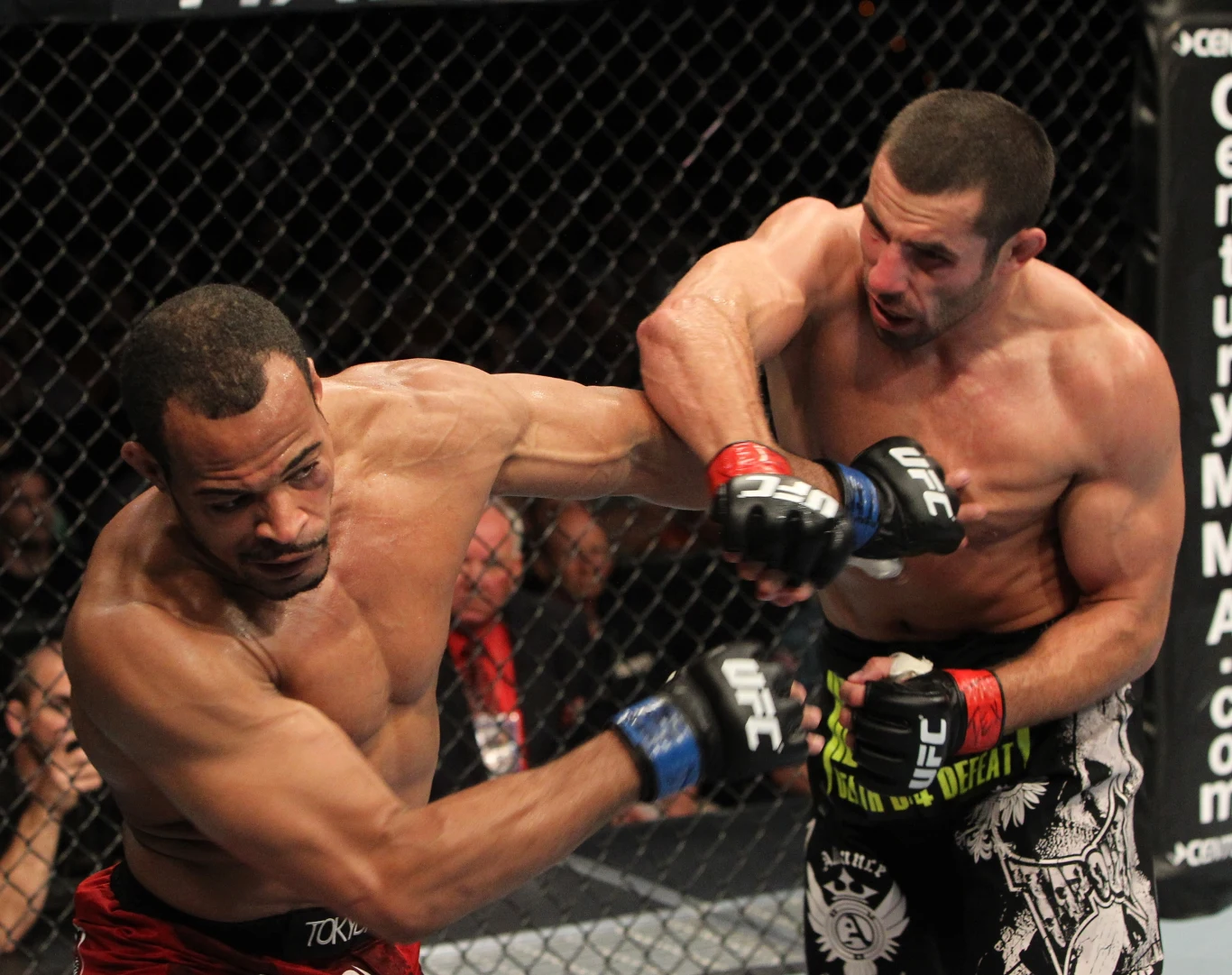 Tomasz Drwal (z prawej) podczas walki z Davidem Branchem na gali UFC Fight Night. Wrzesień 2010 rok, Austin w Teksasie