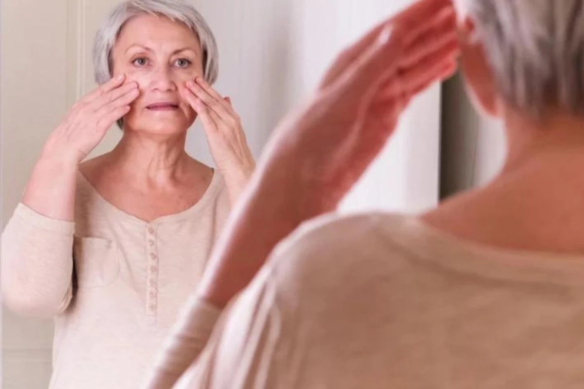 Zatrzymanie wody w organizmie zauważalne jest na twarzy, która staje się opuchnięta 