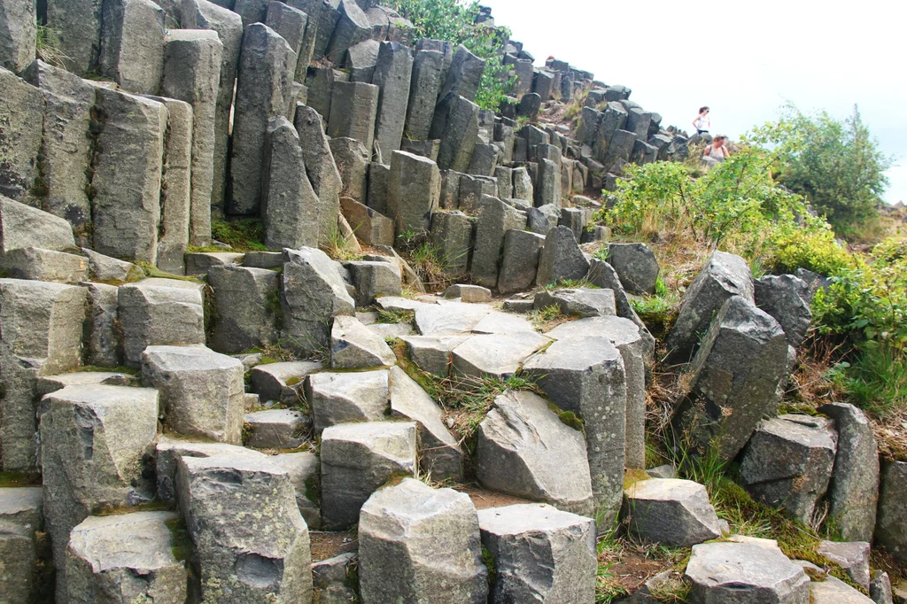 Majestatyczna bazaltowa formacja skalna tworząca Pańską Skałę