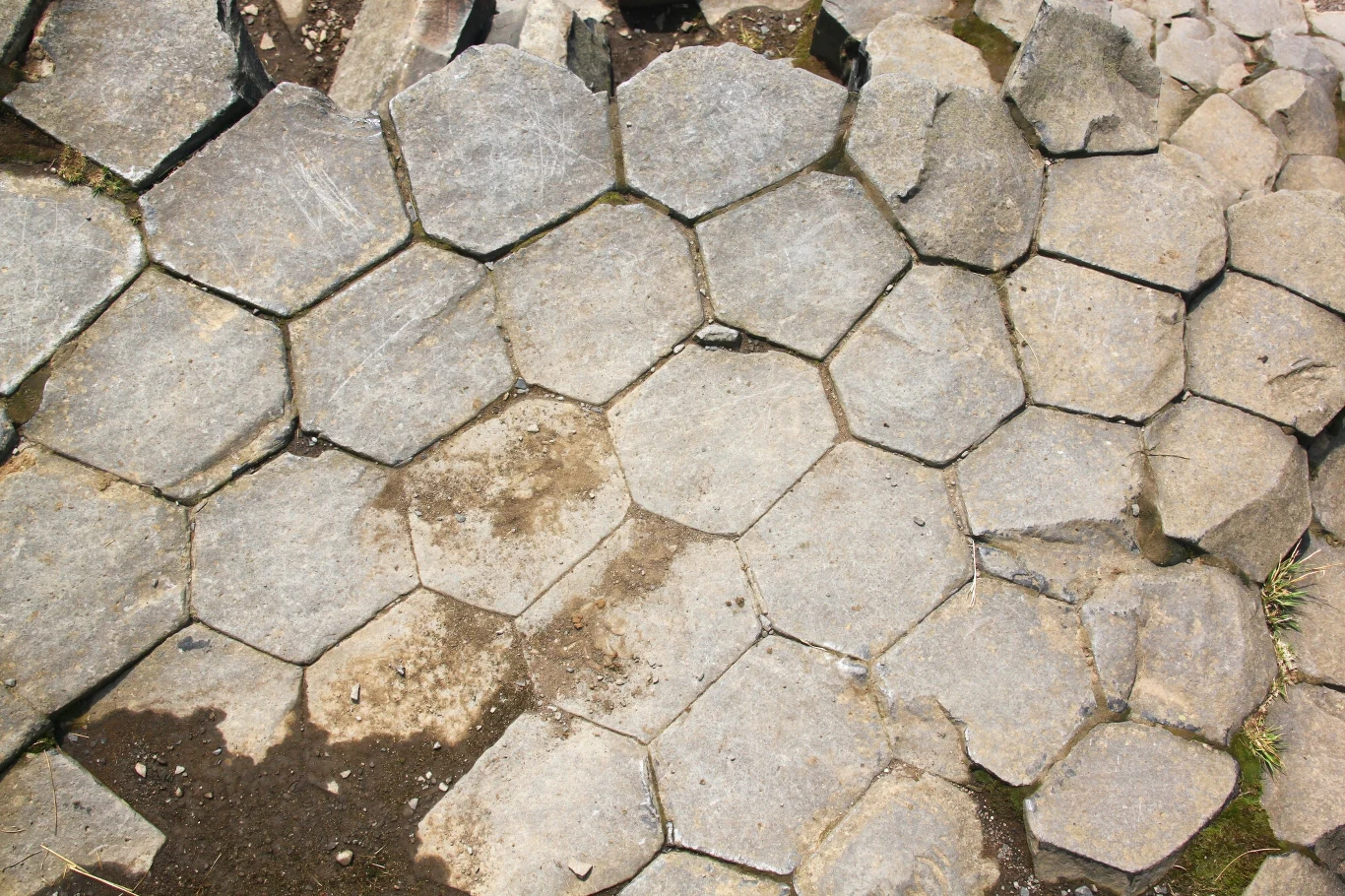 Majestatyczna bazaltowa formacja skalna tworząca Pańską Skałę