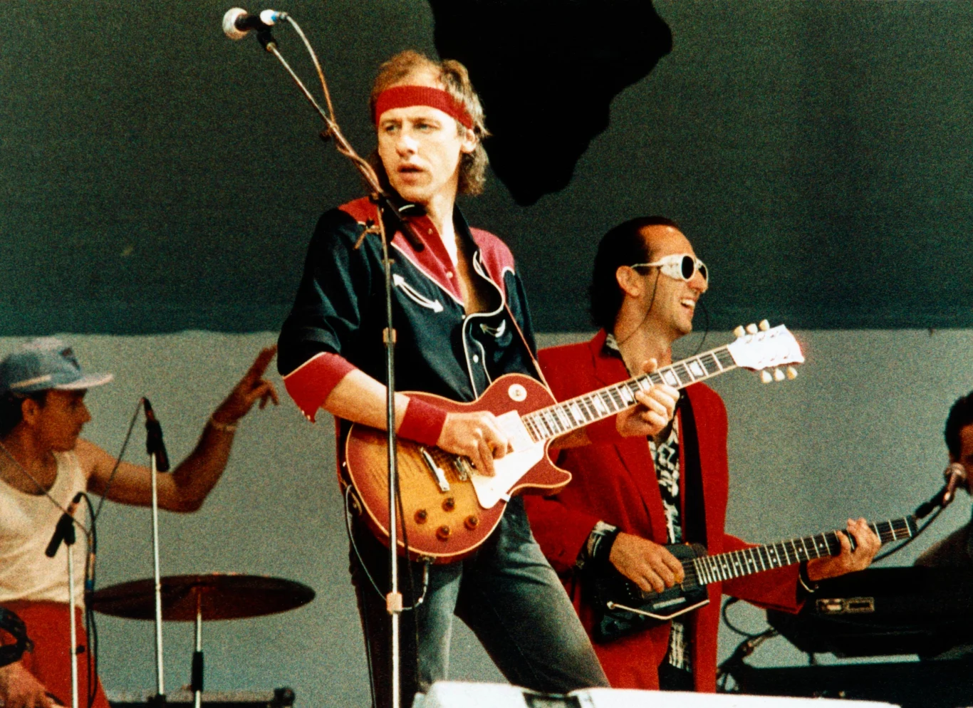 Dire Straits w trakcie fenomenalnego koncertu na Live Aid, 1985. Dire Straits w trakcie fenomenalnego koncertu na Live Aid, 1985.