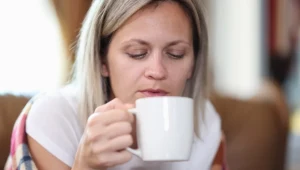 Te popularne wieczorne napoje mogą psuć twój sen i powodować nocne pobudki – sprawdź, czego unikać przed snem